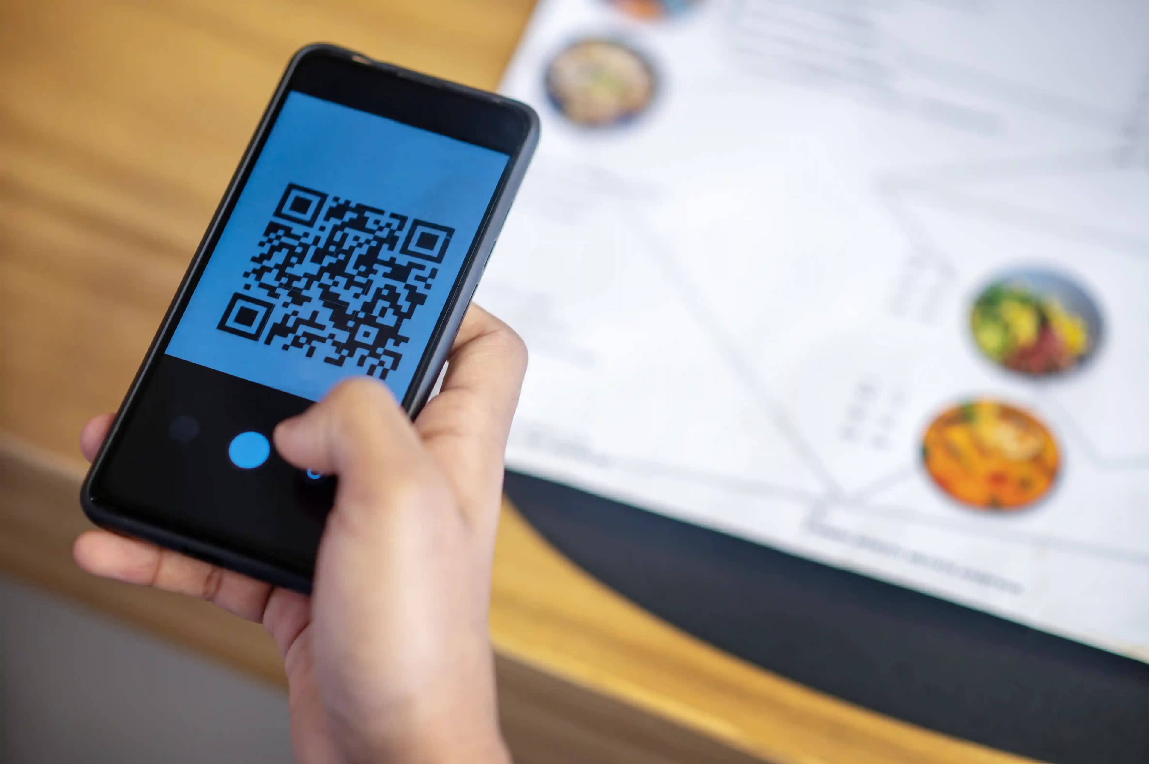 Telefondan QR kod tarayan kullanıcı